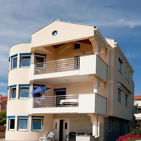 Apartament Petani *