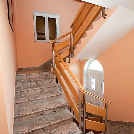 Apartament Petani *